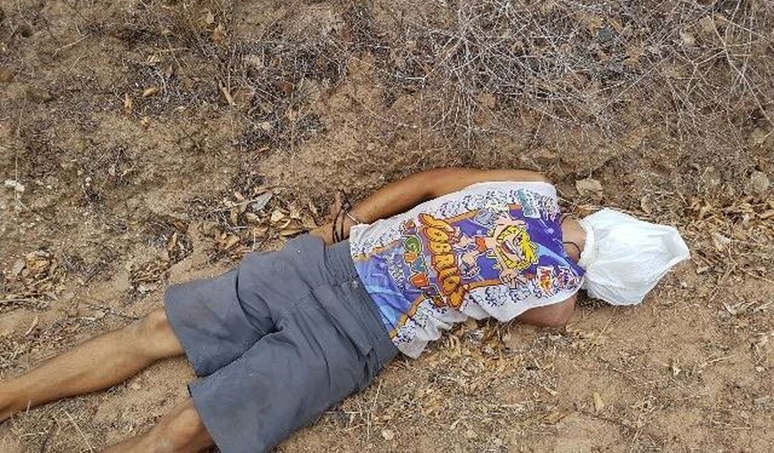 Populares encontram corpo de homem algemado e com sacola de plástico na cabeça