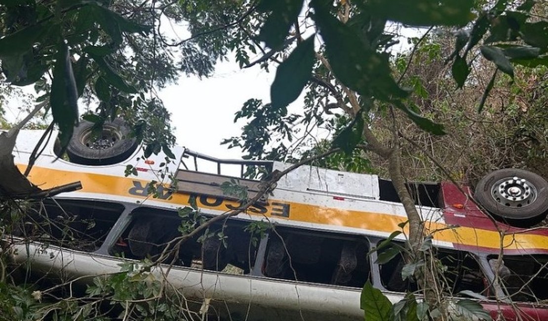 Acidente com ônibus na Serra da Barriga deixou pelo menos 17 pessoas mortas