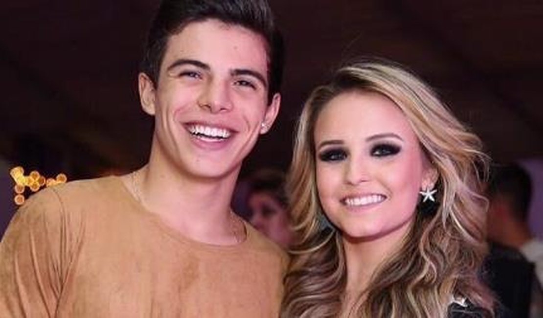 Larissa Manoela e Thomaz Costa assumem namoro com troca de alianças na Disney
