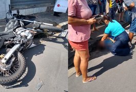 Motorista de carro avança placa de 'pare' e atinge motociclista no bairro Cavaco