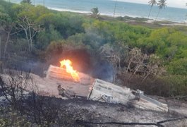 Condutor de carreta perde o controle em curva, veículo capota e pega fogo, em Jequiá da Praia