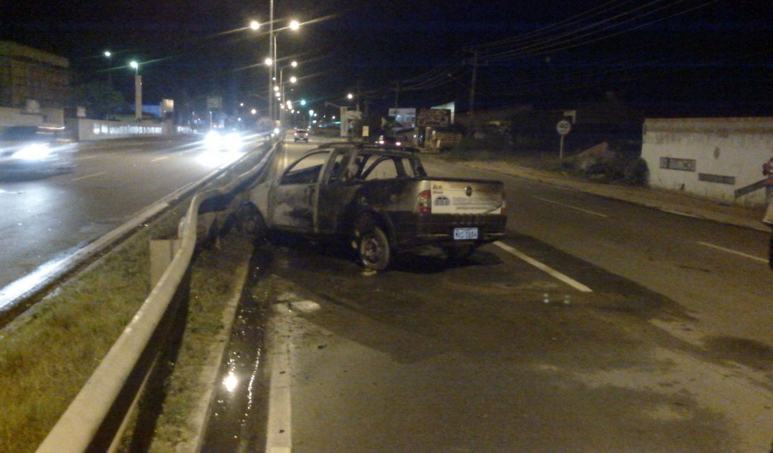 Condutor colide com gradil em frente a UE do Agreste e carro pega fogo