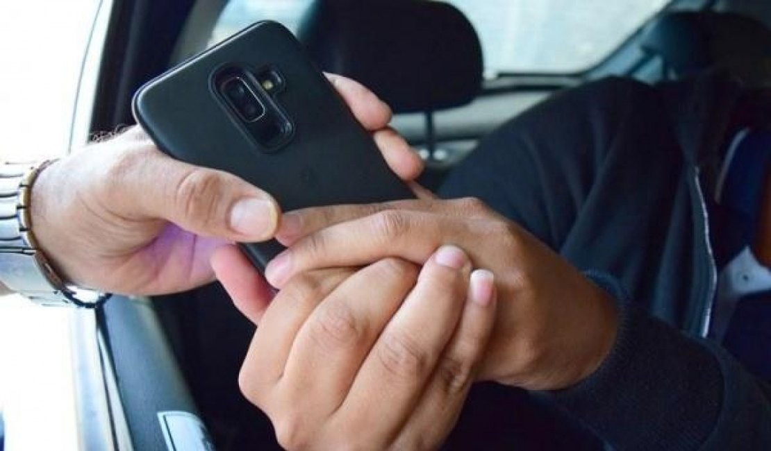 Homem compra celular roubado e dá o aparelho de presente para a esposa em Palmeira dos Índios