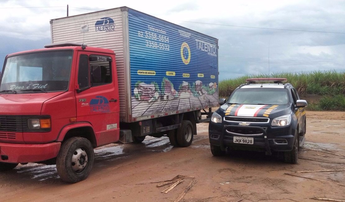 PRF recupera veículo de carga que havia sido roubado no dia anterior em AL