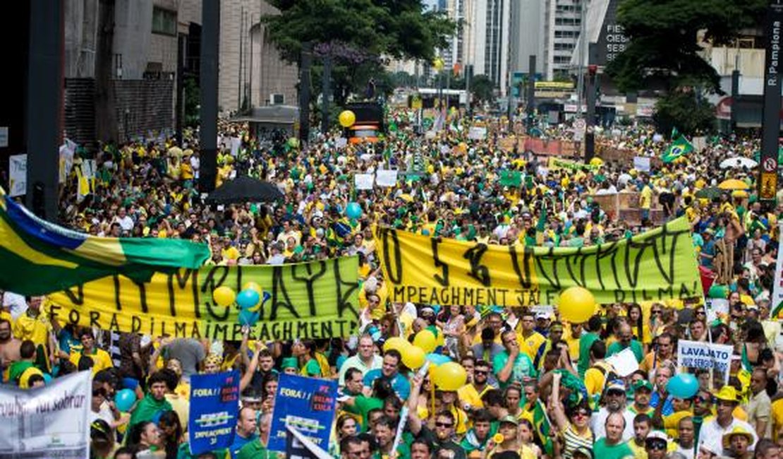 Pessoas de todas as idades participam de protesto em São Paulo