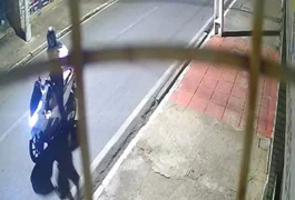 Jovem é assassinado a tiros e outro fica ferido na parte alta de Maceió