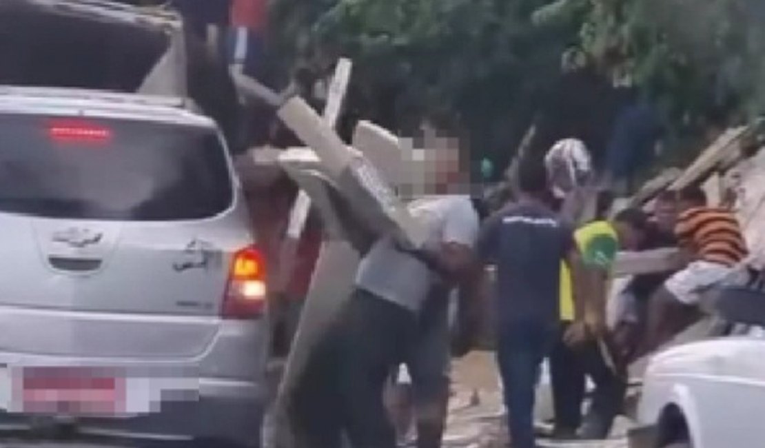 Carreta carregada com móveis tomba e carga é saqueada por populares, ﻿na BR-101 em Flexeiras
