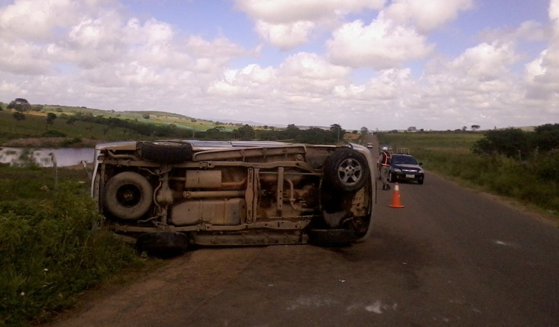 Motorista perde o controle e veículo capota várias vezes na AL 115