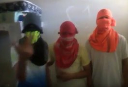 Menores gravam vídeo ameaçando policiais em Arapiraca; veja