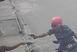 Imagens mostram assalto à mão armada contra mulher e filha na capital alagoana