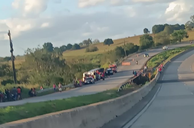 Motorista morre em tombamento de carreta na BR-101, em São Sebastião