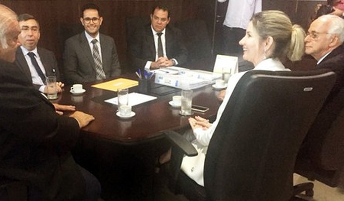 Tribunal de Contas entrega ao TRE/AL relação de gestores com contas desaprovadas