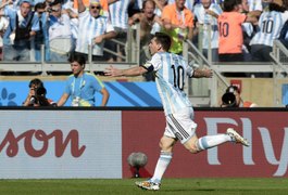 Messi marca golaço nos acréscimos e salva Argentina de empate