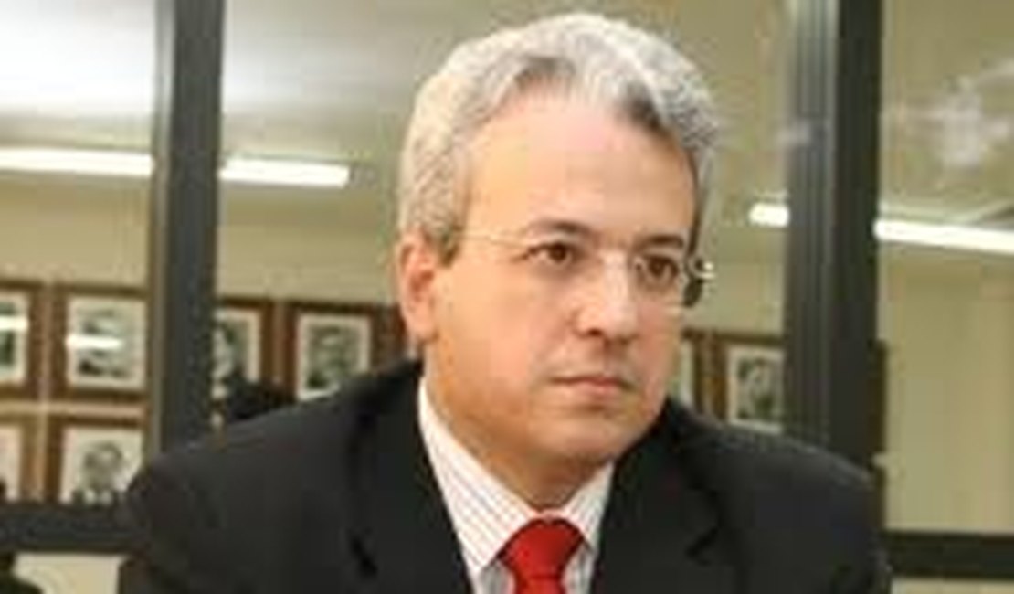 Após polêmica no Facebook, Adriano Soares deixa cargo de secretário em Alagoas