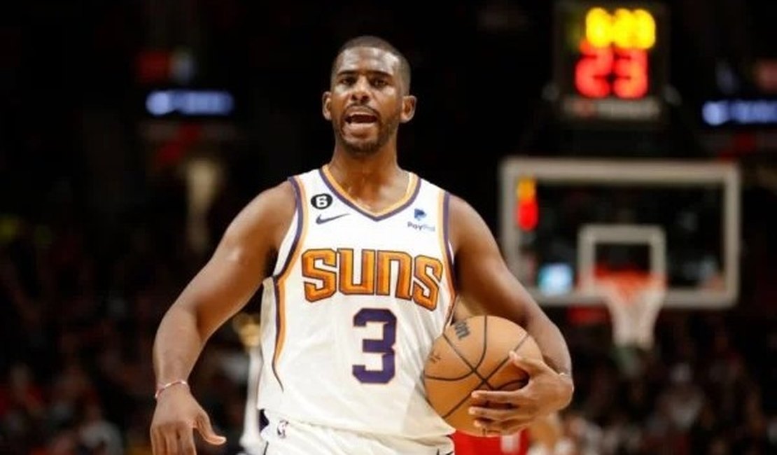 Astro da NBA Chris Paul se forma na universidade aos 37 anos