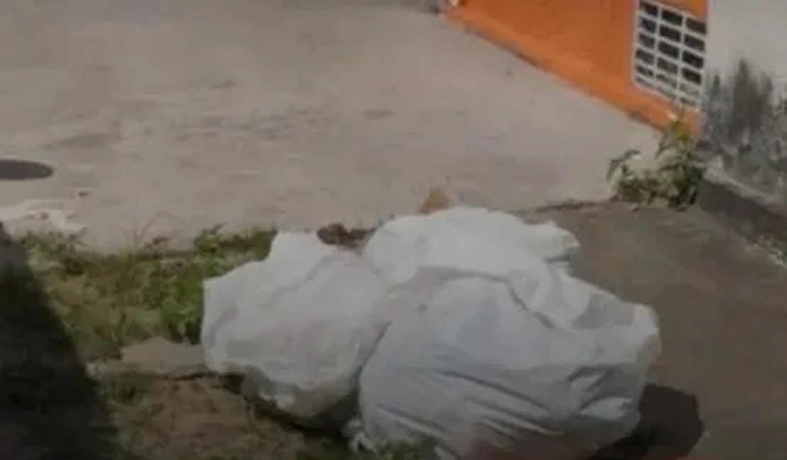 Imagens registram pai abandonando bebê encontrado morto em sacola plástica no Sertão alagoano