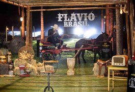 Saiba quem é Flávio Brasil, o cantor sertanejo levado por cavalo em live ‘mais rápida do mundo’