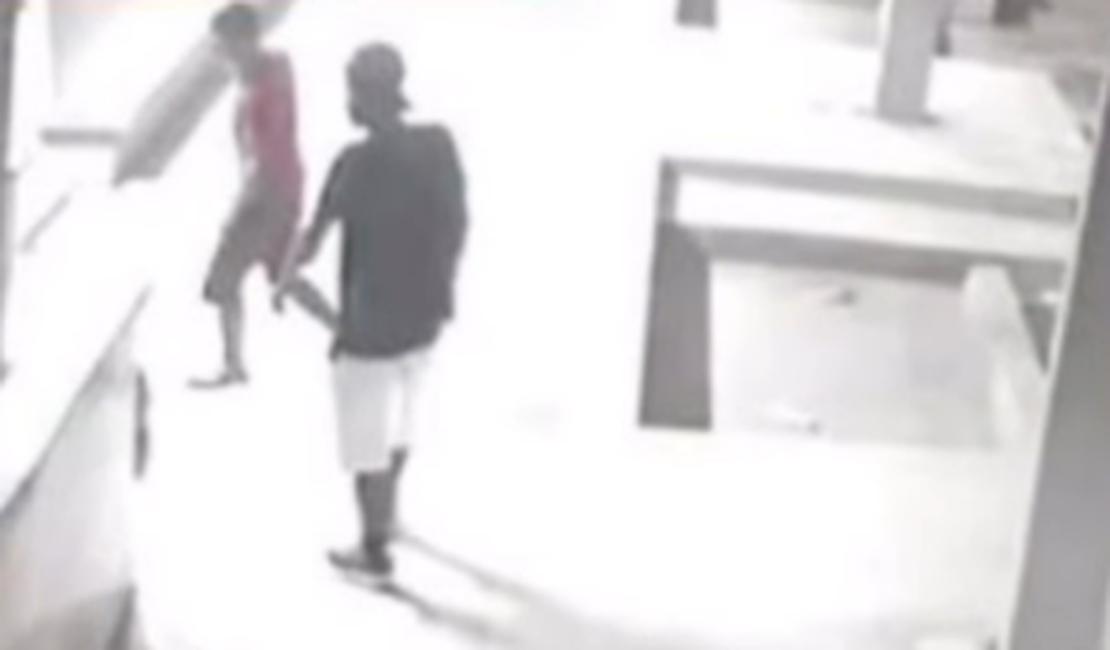VÍDEO: Homem que matou idoso em situação de rua com ajuda de comparsa é preso em Penedo