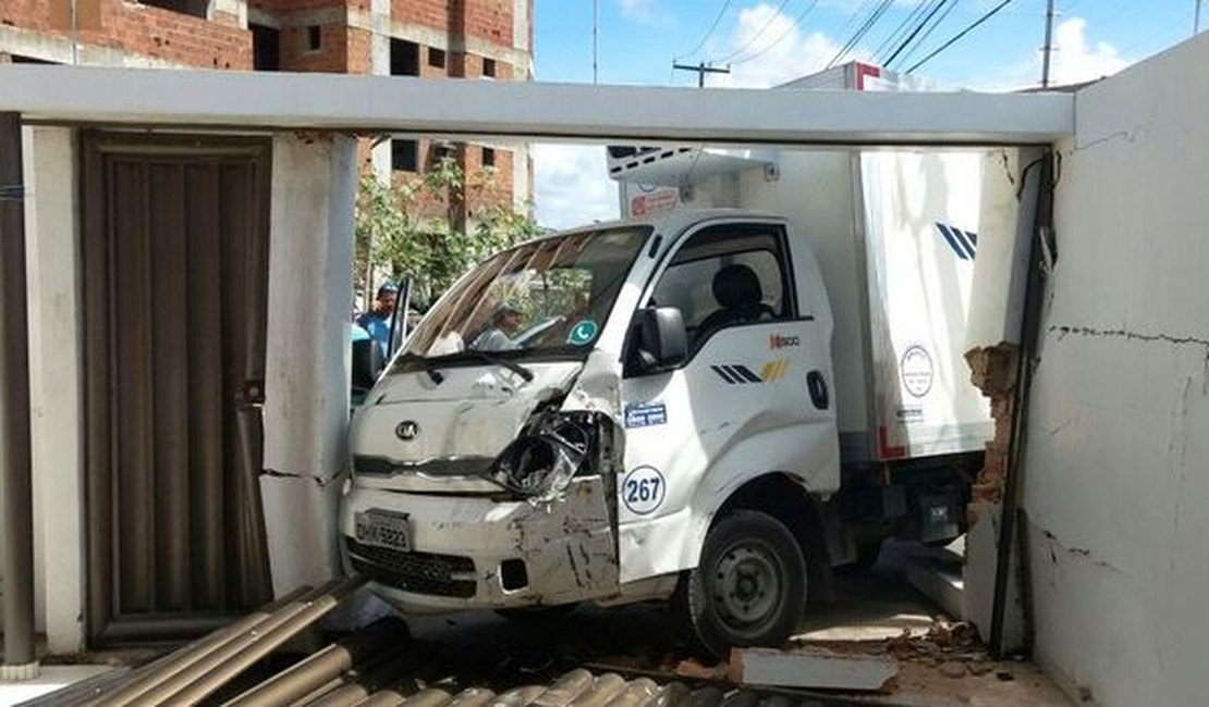 Motorista perde controle de caminhão, invade casa e fica ferido, em Maceió