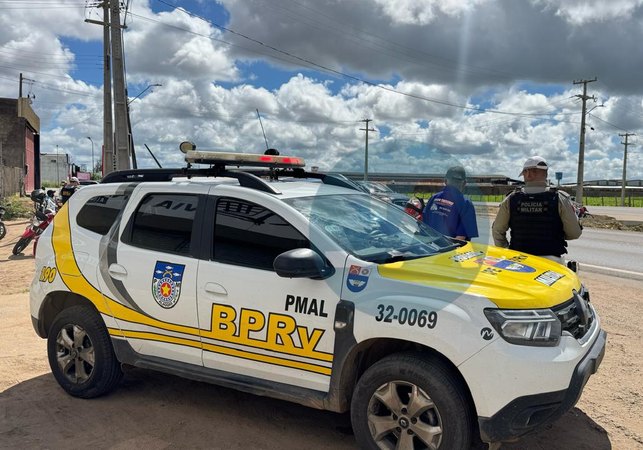 Casal é atingido por carro e fica ferido na AL-110, no bairro Batingas