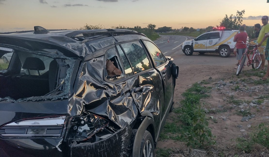 Carros ficam destruídos após colisão em cruzamento, no Agreste alagoano