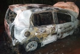 Veículo de professor assassinado em Arapiraca é encontrado carbonizado em Igaci