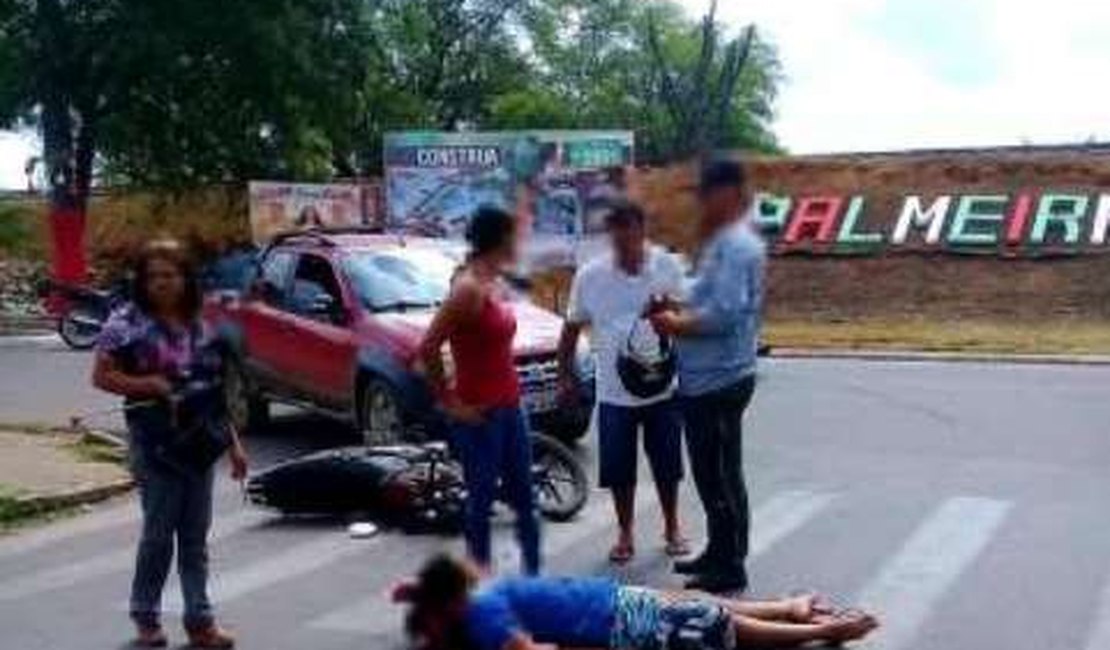 Mulher fica ferida após acidente entre motocicleta e carro em Palmeira dos Índios