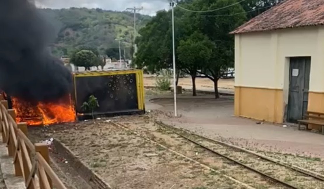 Chamas destroem lanchonete em Palmeira dos Índios; Assista