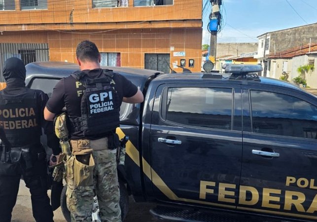 Polícia Federal faz buscas em Maceió contra suspeito de furtar equipamentos de agência da Caixa, em Maceió