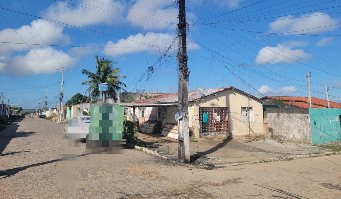 Curto-circuito em caixa de internet provoca incêndio em poste no bairro Senador Nilo Coelho