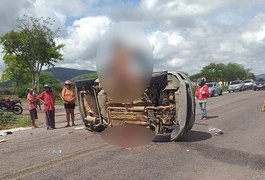 Acidente de carro deixa dois mortos em Canapi; vítima ficou pendurada no veículo