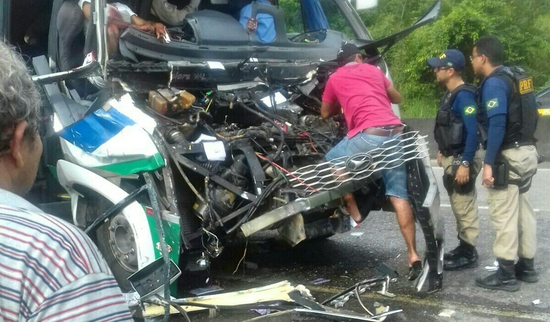 Um morre e oito ficam feridos após colisão entre micro-ônibus e caminhão em SE