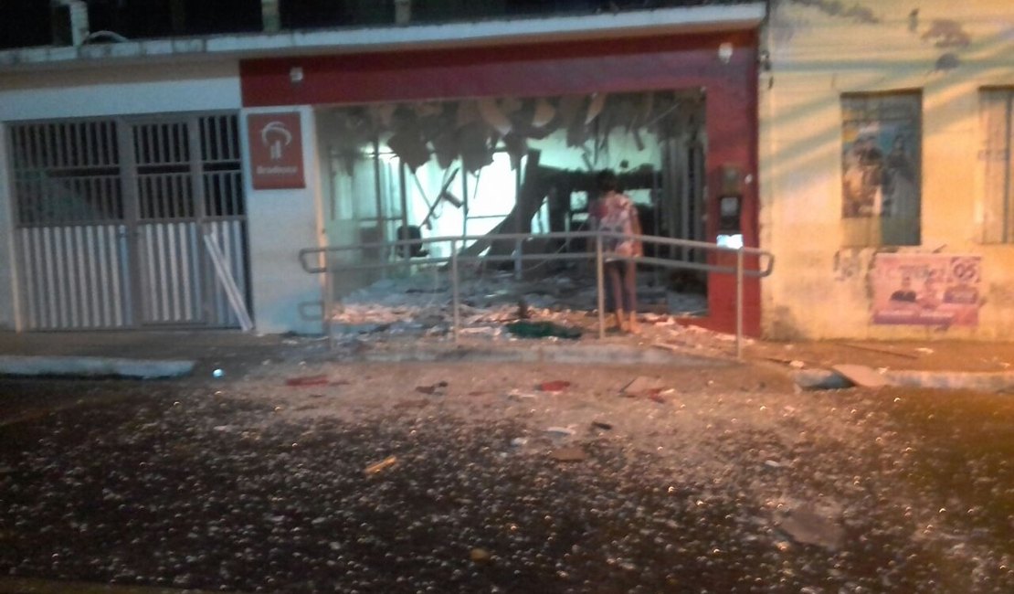 Quadrilha explode agência bancária em Igaci, na madrugada desta sexta (24)