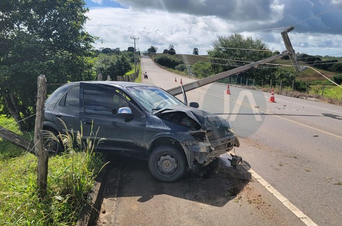 Carro colide em poste de alta tensão na AL-110, em Arapiraca