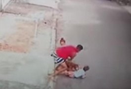 Vídeo mostra jovem salvando criança de 5 anos de ataque de pitbull