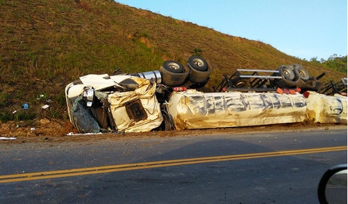 Carreta tomba na AL-105 após condutor tentar livrar animal na pista
