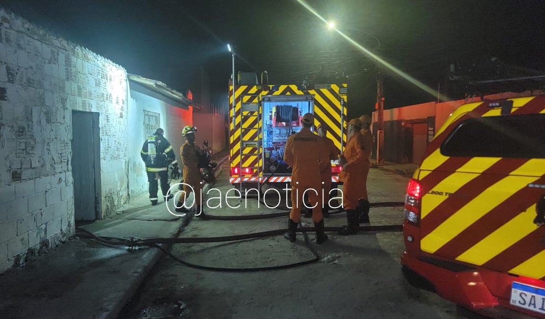 Quarto de residência alugada pega fogo e móveis ficam destruídos em Arapiraca