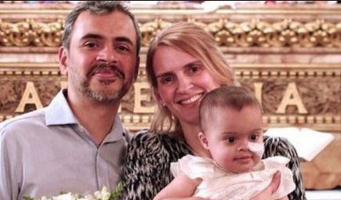 Pais se casam em hospital para filha com leucemia ser dama de honra