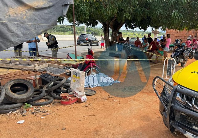 Homem é morto com tiros na cabeça enquanto conversava com amigos em Palmeira dos Índios