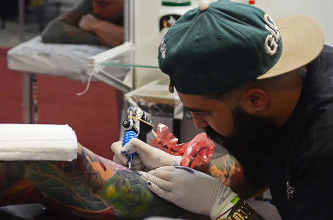 Alagoas atualiza lei e reforça controle sanitário em estúdios de tatuagem e piercing