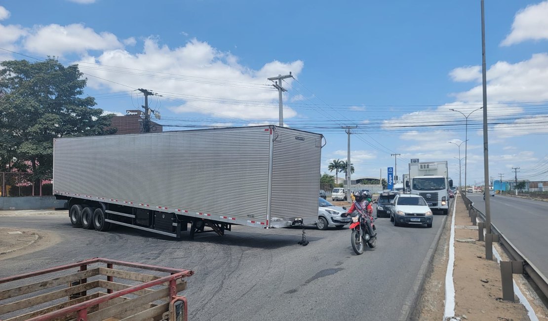 Cavalo mecânico se desprende de baú de carreta, que fica atravessado na AL-220, em Arapiraca