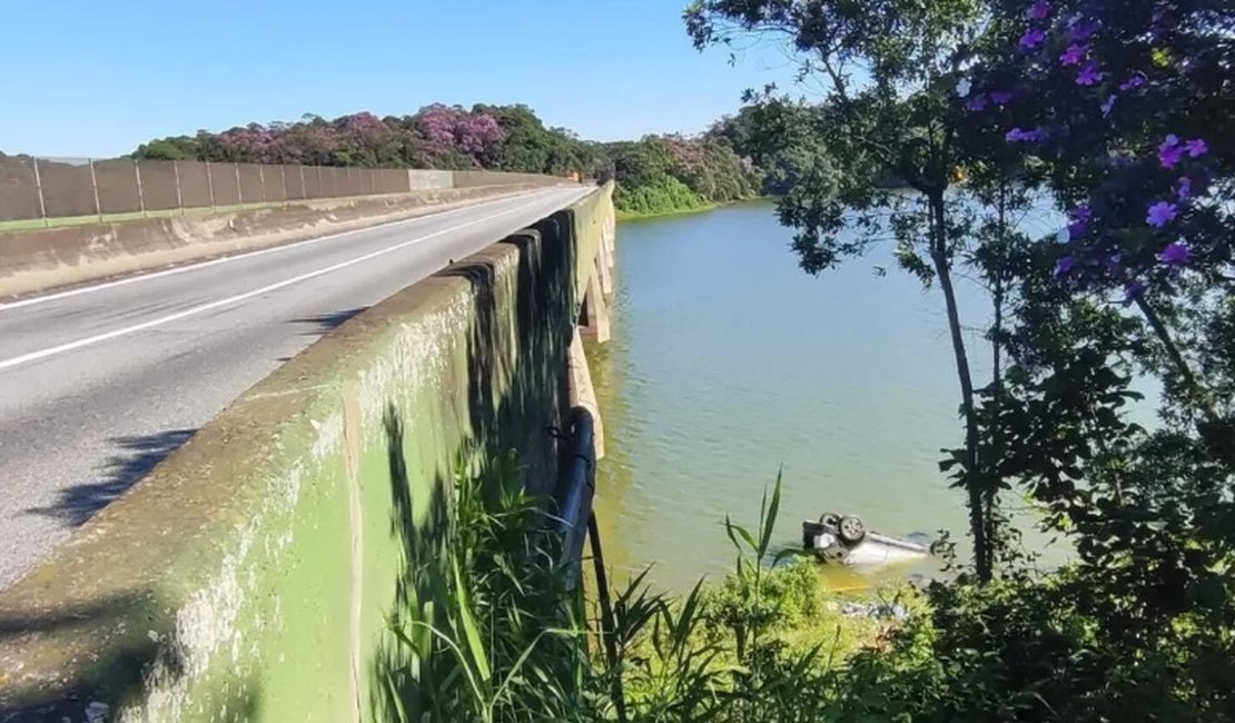 Homem perde controle de carro na Anchieta e morre ao cair na Billings