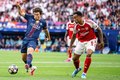 Magalhães perde pênalti decisivo, PSG bate Arsenal e fatura bi da Champions