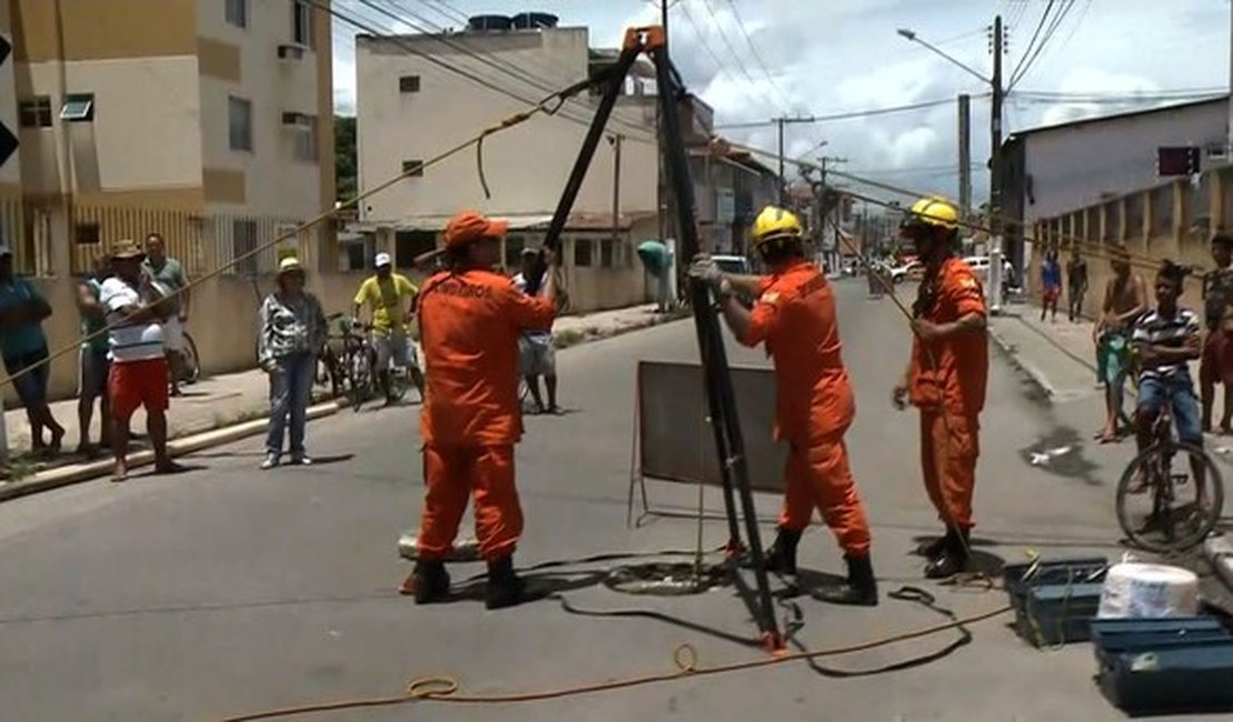 Bombeiros localizam corpo de trabalhador que sumiu em esgoto em Maceió
