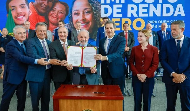 Ao lado de Arthur Lira e Renan Calheiros, Lula sanciona  lei que garante Imposto de Renda zero para quem recebe até R$ 5 mil