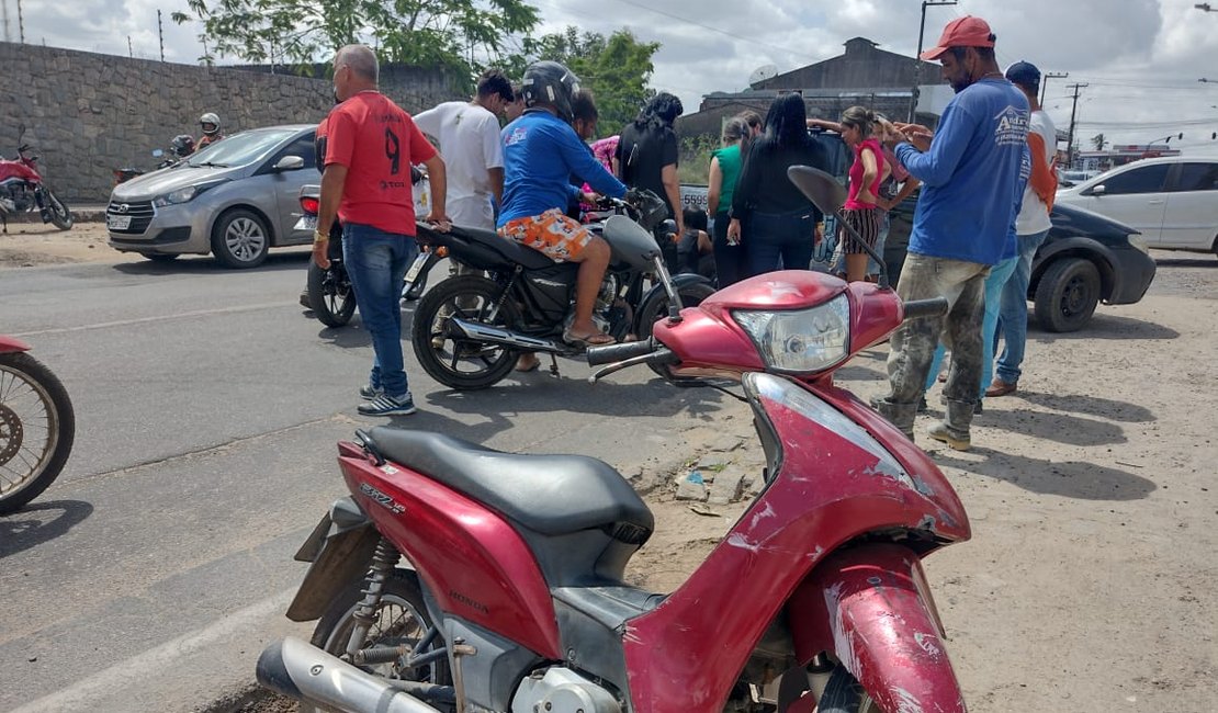 Mulher fica ferida após colidir moto em carro, em Arapiraca