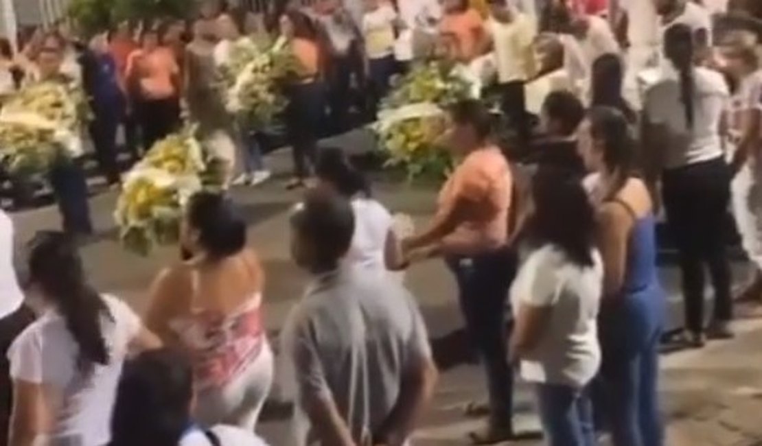 VÍDEO: Grande número de pessoas comparece ao cortejo com corpos das crianças que morreram carbonizadas em Canapi