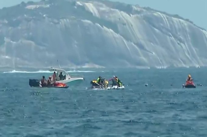 Avião de propaganda cai no mar em Copacabana