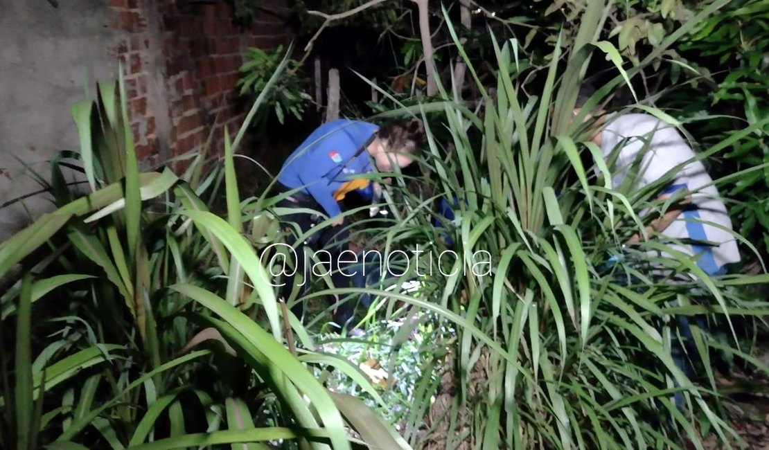 Corpo com marcas de tiros é encontrado em terreno baldio no Manoel Teles, em Arapiraca