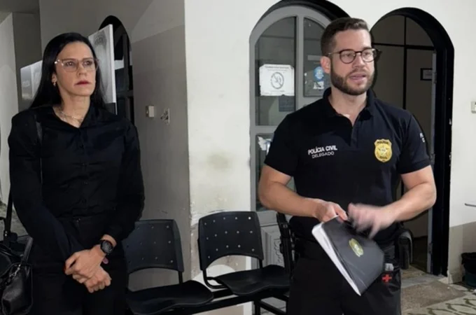 Suspeito de armazenar material pornográfico infantojuvenil joga celular em bacia com água durante cumprimento de mandado em Arapiraca